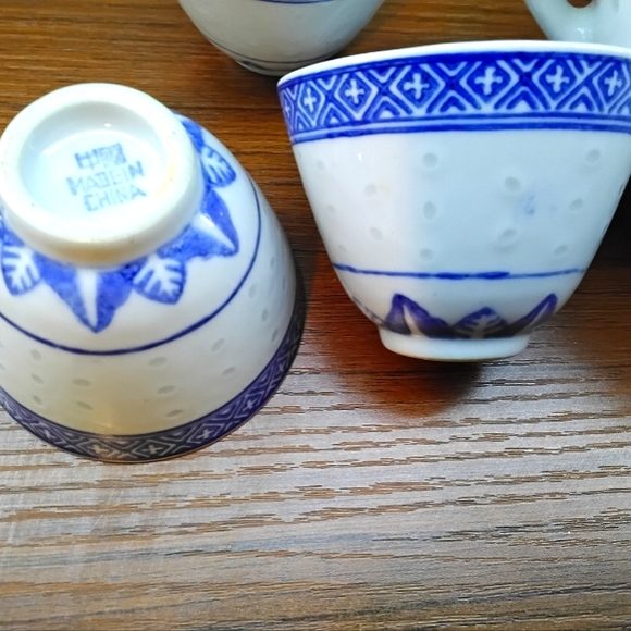 VINTAGE CHINESE RICE PATTERN PORCELAIN TEAPOT & 3 CUPS BLUE & WHITE CHINA - Picture 6 of 16